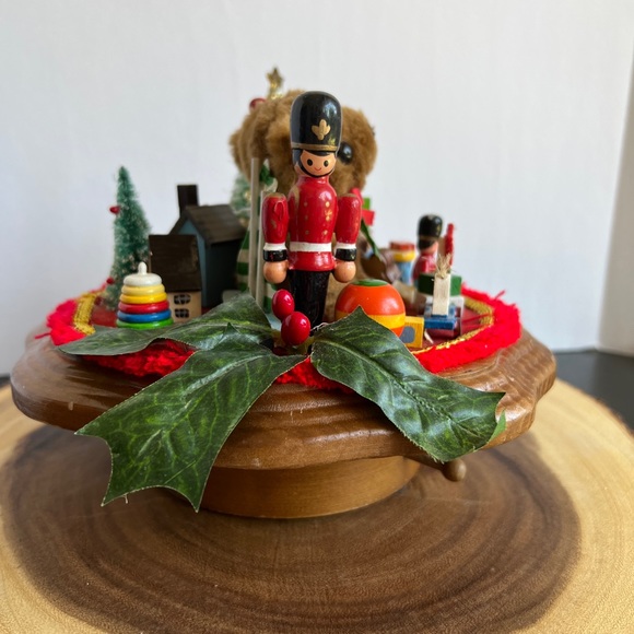 Schmid 1984 CHRISTMAS EVE Music Box Wood Base & Toys - Picture 3 of 7